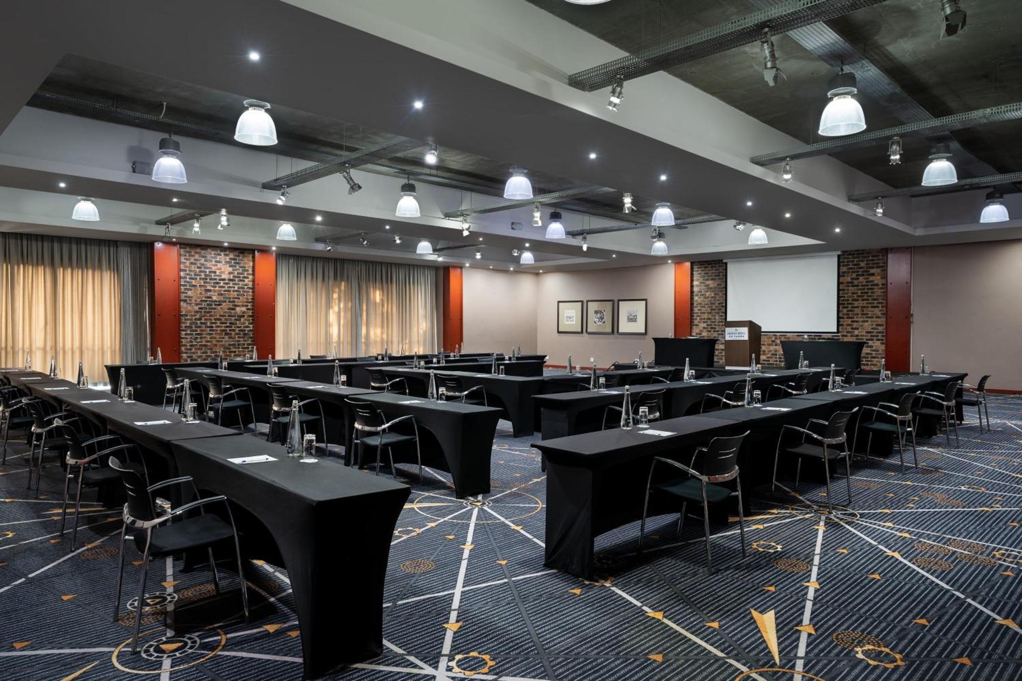 Protea Hotel By Marriott O R Tambo Airport Kempton Park Exterior photo